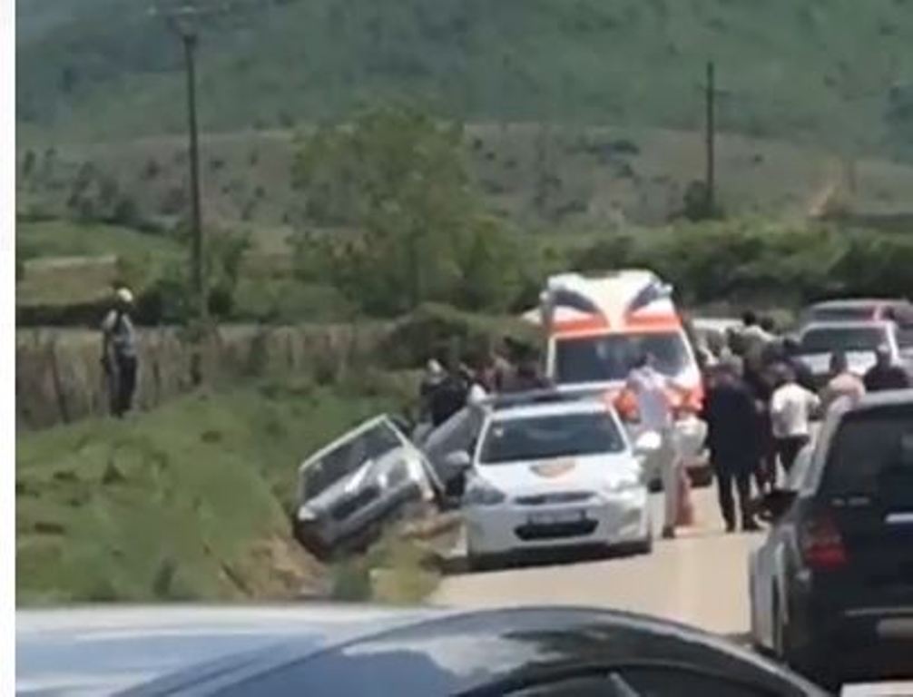 Shoferi i dehur përplas makinën në anë të rrugës dhe plagos 4 pasagjerë (FOTO)