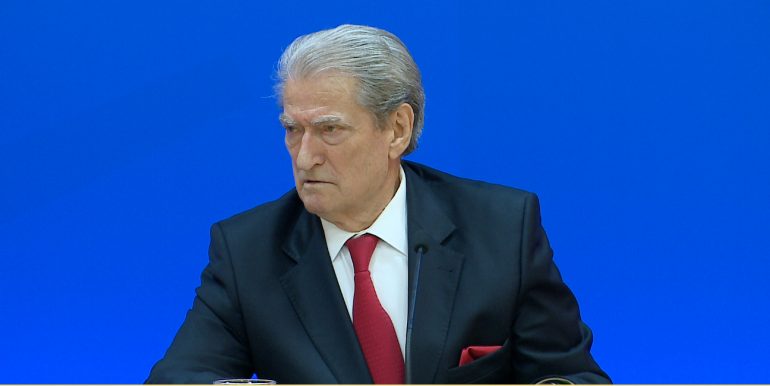 Vdekja e të riut në Komisariat, Berisha: Kërkoj dorëheqjen e menjëhershme të ministrit Çuçi, nesër protestë!