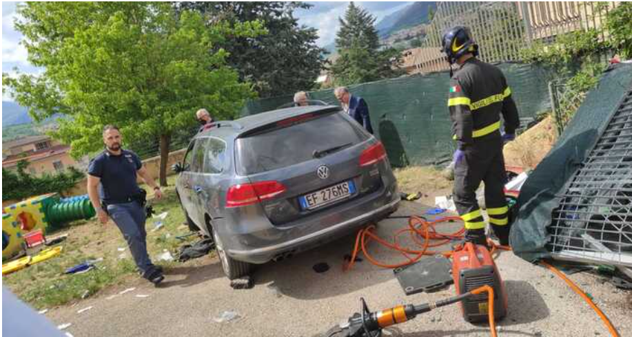 Itali/ Makina përfundon në kopshtin e fëmijëve, 1 i vdekur dhe 5 të plagosur