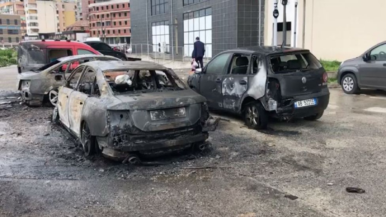 Digjen 4 automjete, dyshohet për zjarrvënie të qëllimshme