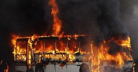 Autobusi bëhet shkrumb e hi, si shpëtuan punonjësit e fasonerisë