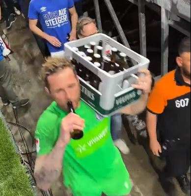 Siguruan ngjitjen në Bundesligë, portieri i klubit të madh gjerman feston me arkën me birra