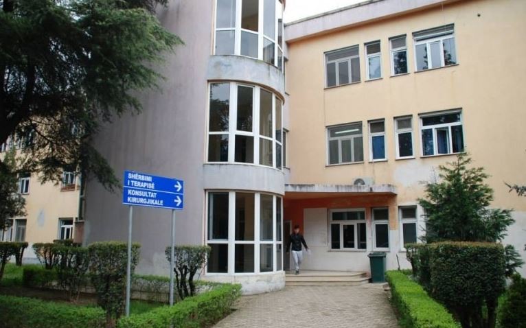 Hidhet nga kati i katërt i pallatit një grua, në gjendje kritike në spital