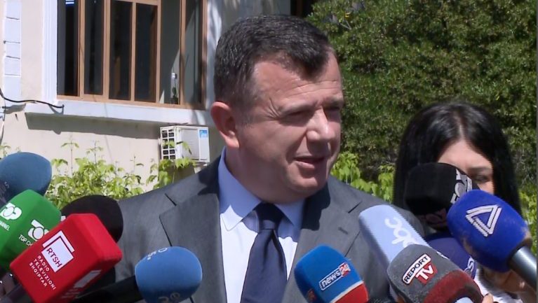 A do të pranojnë diskutime me grupin e Berishës? Balla: Me katranin me bojë nuk merremi!