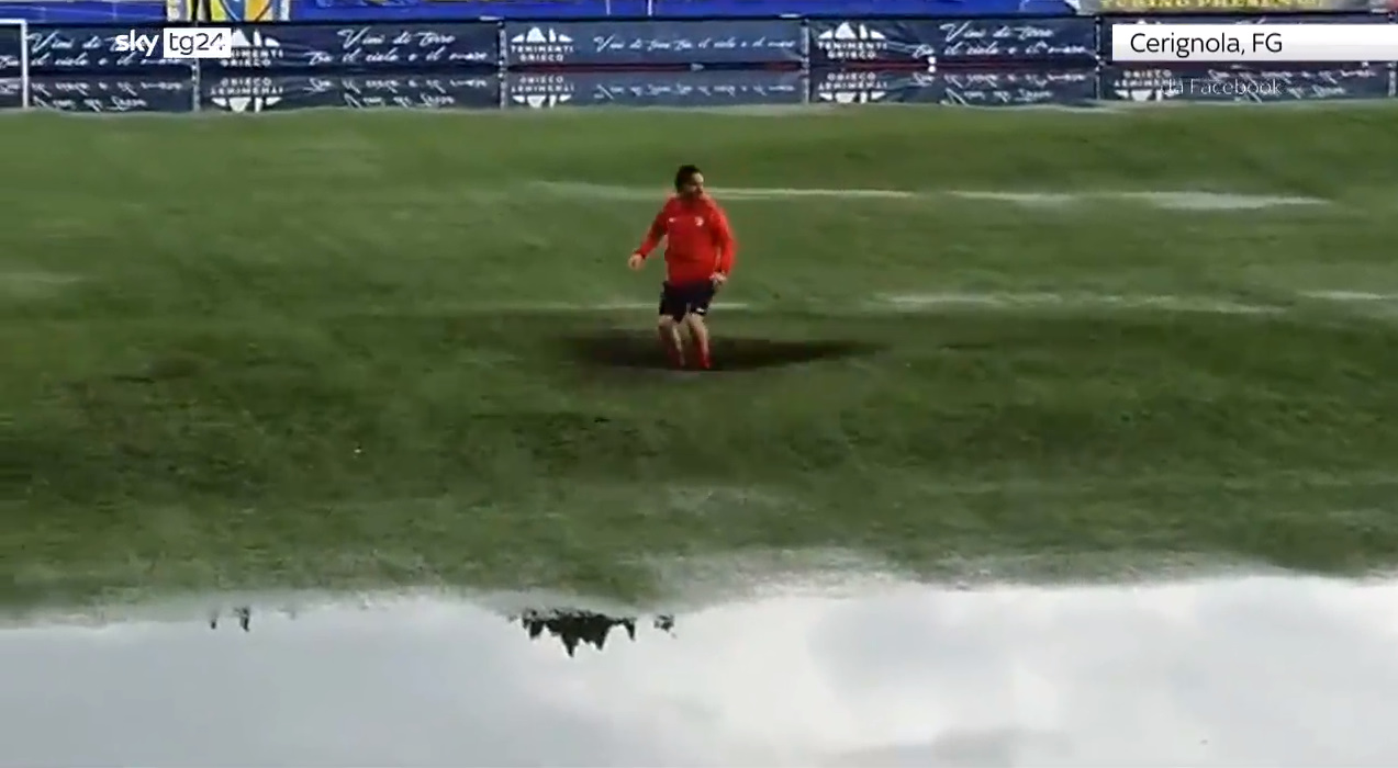 Terreni i fushës së futbollit bëhet “elastike”, pamjet nga Italia çudisin rrjetin