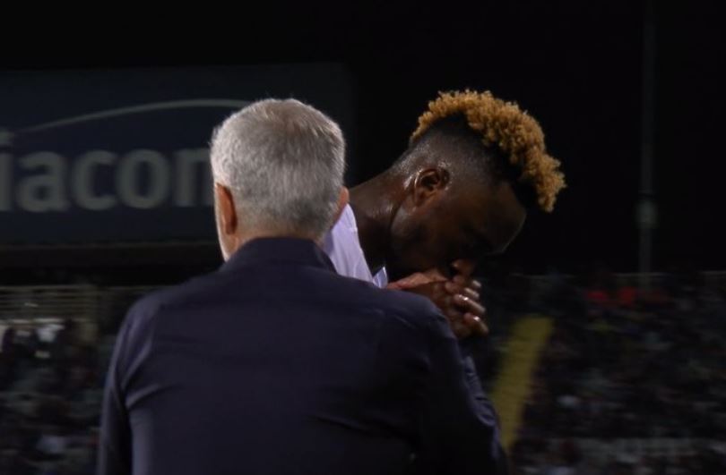 Tifozët e Romës çmenden pas gjestit të Abraham, anglezi i puth dorën Murinjos pas zëvendësimit