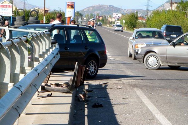 Aksident i trefishtë/ Një grua dhe një fëmijë dërgohen me urgjencë në spital