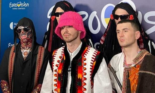 Fituesit e Eurovision-it nxjerrin në ankand trofeun për ta ndihmuar vendin e tyre