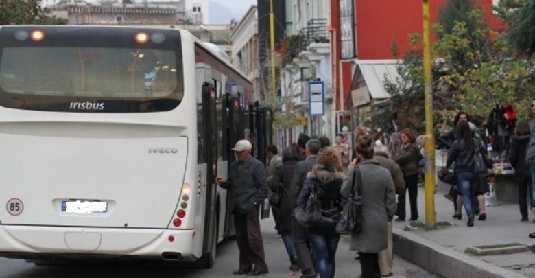 “Qytetarët në urbanë kundërmojnë erë djerse”, sociologu: S’kanë higjienë personale!