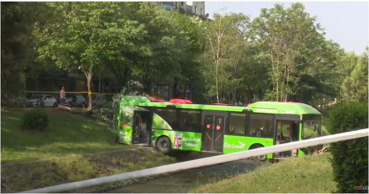 Hiqet nga Lana autobusi që u përfshi në aksident, Veliaj: Do ta rikthejmë prapë!