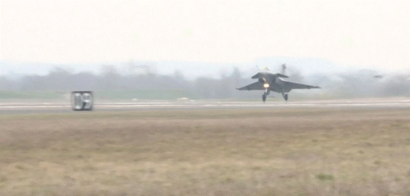 Dy avionë luftarakë francezë përplasen në ajër, momente tmerri!