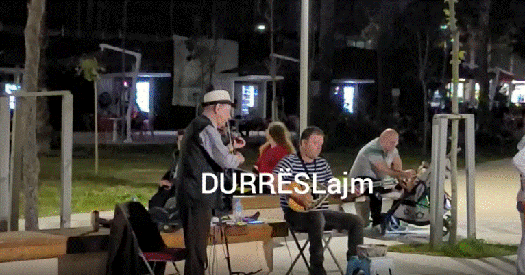 Muzikantët e rrugës gjallërojnë shëtitoren “Taulantia” në Durrës (VIDEO)
