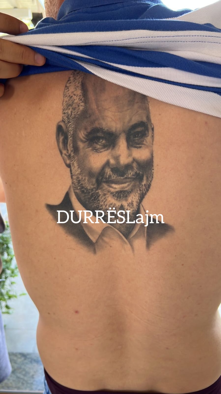 FOTOLAJM/ I riu nga Durrësi ka idhull kryeministrin, e bën tatuazh