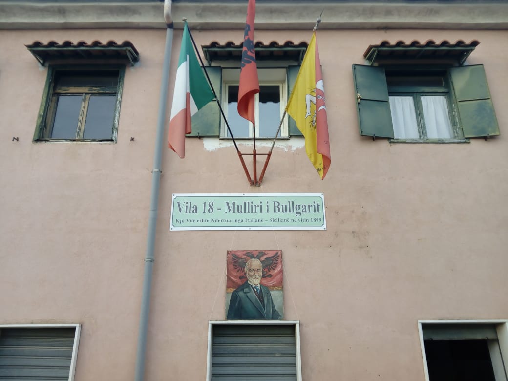 Miq italianë dhe shqiptarë festojnë Ditën e Republikës italiane në Rrashbull (FOTO)