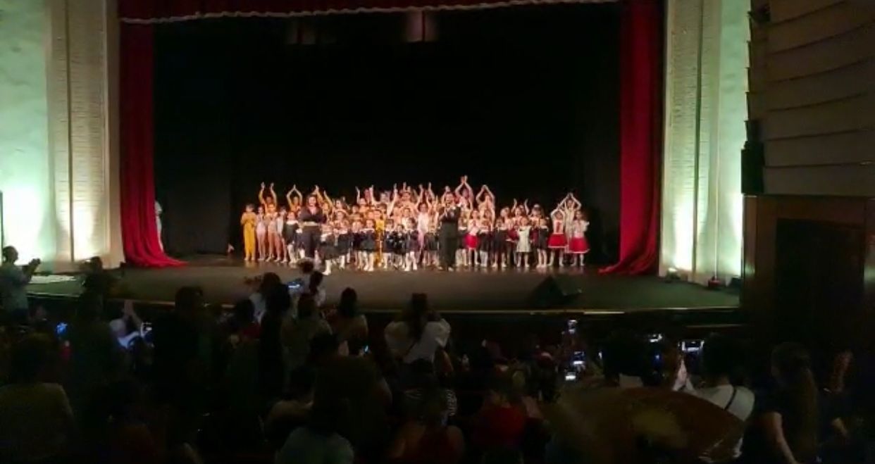 Impact Dance Company sjell në skenën e Teatrit të Durrësit shfaqjen &#8220;Për prindërit tanë&#8221; (VIDEO)