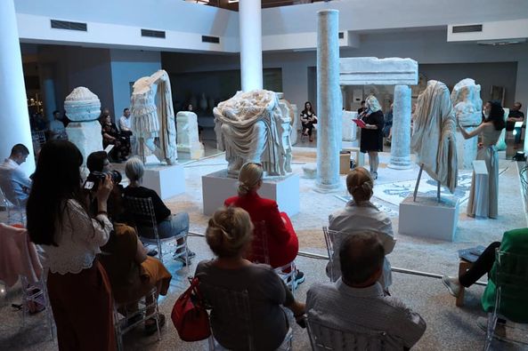 Mbrëmje mbresëlënëse në Muzeun Arkeologjik, Anila Varfi përcjell emocione përmes interpretimit mjeshtëror (FOTO)