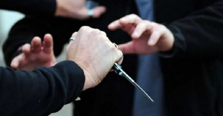 Sherr me thika në një lokal, plagosen dy persona, shoqërohet 35-vjeçari