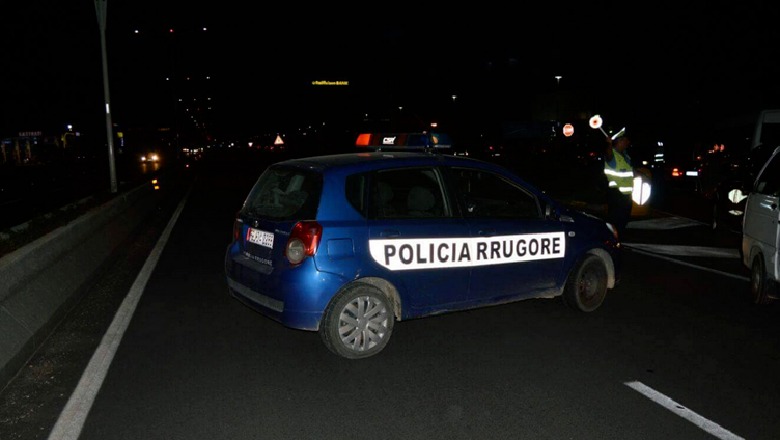 Aksident në Durrës, makina përplas një person, drejtuesi i mjetit i jep ndihmën e parë