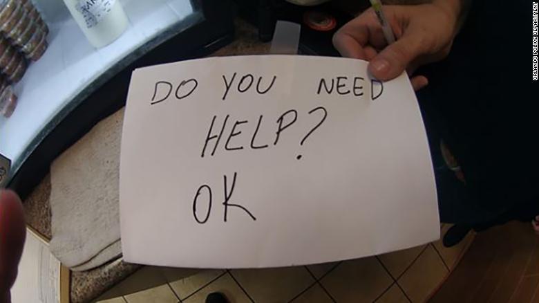 A ke nevojë për ndihmë? Shënimi që shpëtoi jetën e 11-vjeçarit të torturuar teksa drekonte me familjen në restorant