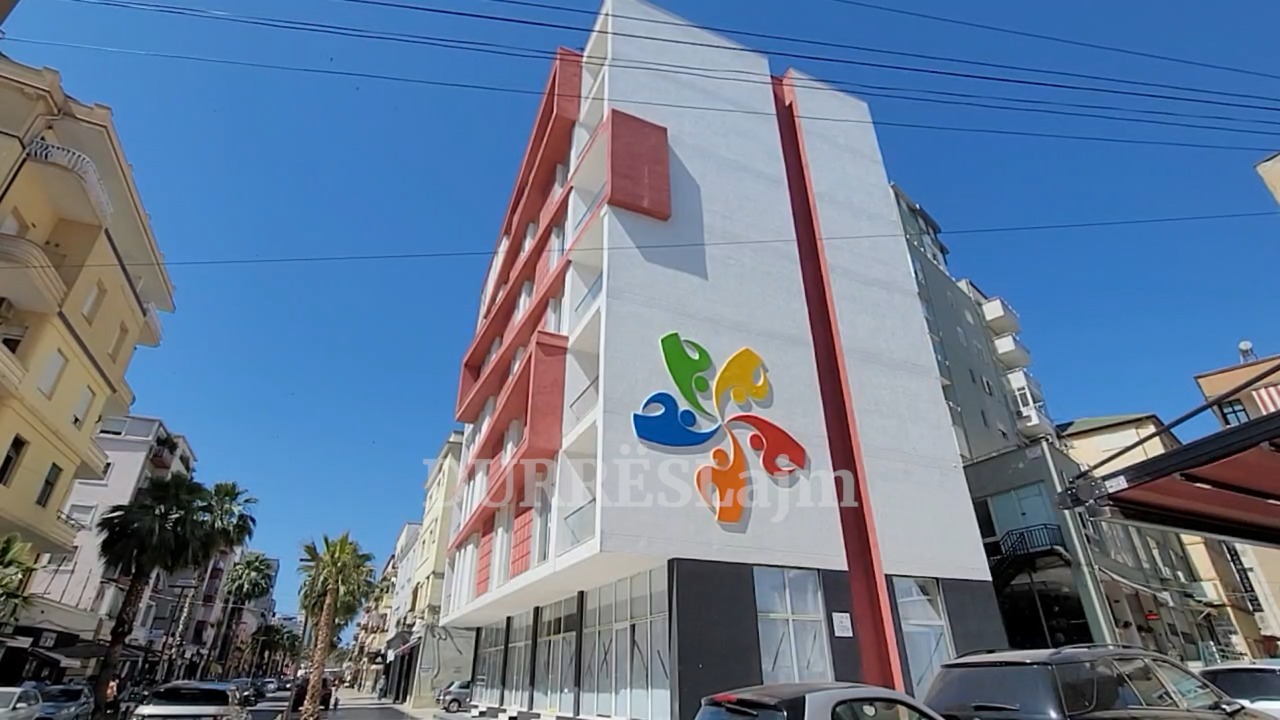 Një murale me reliev në pallatin e rindërtuar nga tërmeti, nismë e vullnetarëve nga Durrësi (VIDEO)