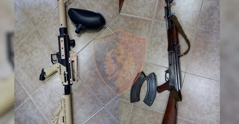 Mori automatikun dhe terrorizoi fshatin, arrestohet 17-vjeçari