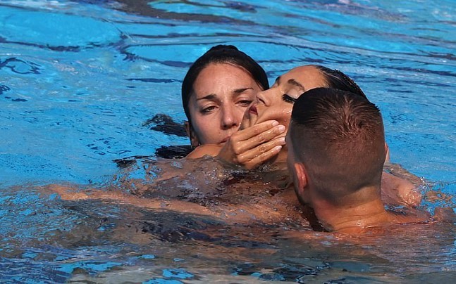 Panik në Botërorin e Notit, garuesja humbet ndjenjat, trajnerja bëhet “heroinë” (FOTO)