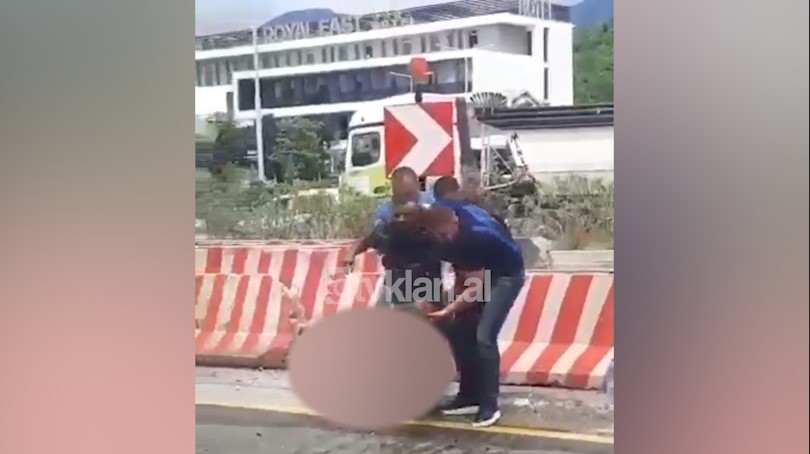 Pamjet e rënda të 27-vjeçarit pas shpërthimit/ Doli i gjallë nga makina, e ndihmojnë kalimtarët