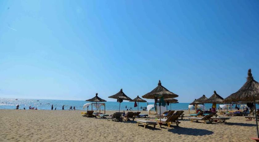 Pushimet ditore po bëhen të papërballueshme, çmimet në plazhet e Lalëzit rritje vjetore me 60%