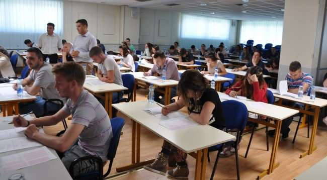Provimi i fundit i maturantëve, zhvillojnë sot testin e Lëndëve me Zgjedhje