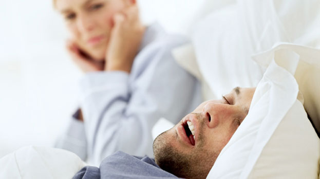 Ju shqetëson gjatë natës? Ja si të eliminojmë gërhitjen kur flemë