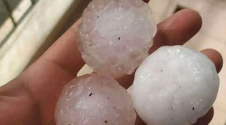 “Çmendet moti” në Greqi, bie breshër me madhësinë e një topi tenisi