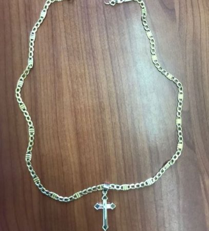 Në mes të ditës 25-vjeçares ia marrin me dhunë nga qafa varësen e floririt