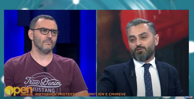 “Le të bëjnë protesta sa të duan ‘qorrët’ e zotit Qori”, zv.ministri tallet me pedagogun: Vishu më mirë, hiqi syzet…