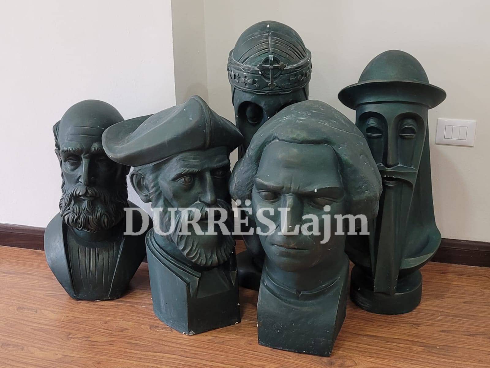 Figurat e njohura të historisë degdisen në një cep të sallës së Këshillit Bashkiak Durrës! (VIDEO)