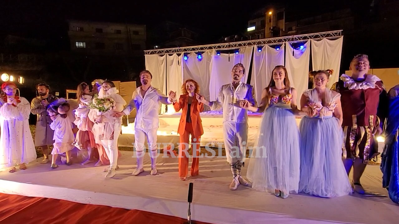 “Ëndrra e një nate vere”, mbush plot me spektatorë amfiteatrin antik të Durrësit (VIDEO)