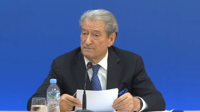 Akuzat për lidhje të Ballës me bandat, Berisha: Të tregojë se si e shpërbleu Dumanin për revolen në servis