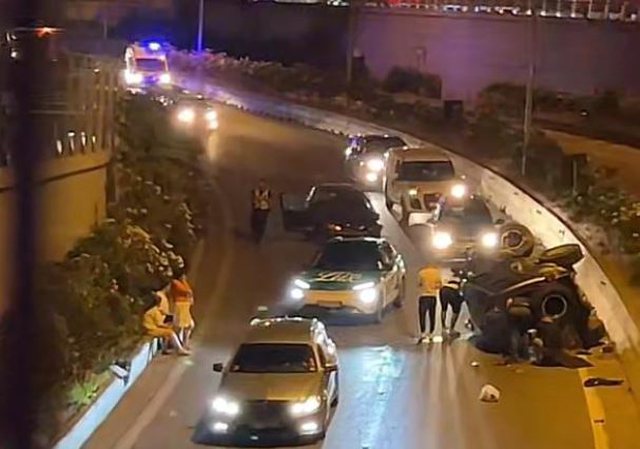 Aksident masiv me disa makina, përmbyset një nga mjetet (FOTO)