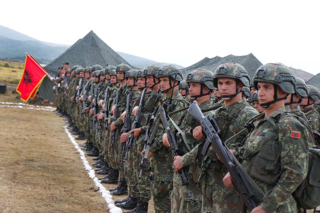 Nga ushtari i parë te Gjenerali, ja sa do të paguhen ushtarakët e FA-së nga 1 korriku