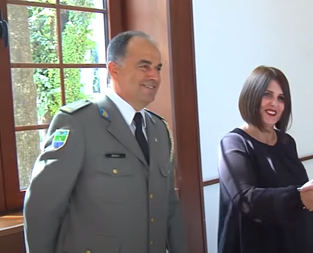 Bashkëshorti iu zgjodh President, por kush është Zonja e Parë e vendit