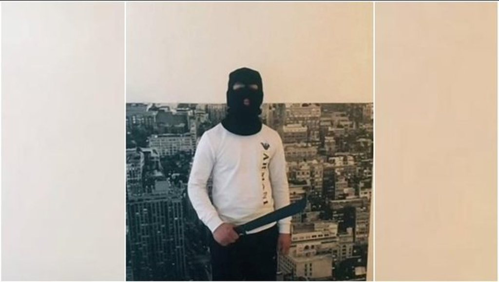 Me kapuç e hanxhar në dorë/ Del foto dhe emri i 20-vjeçarit që keqtrajtoi qenin