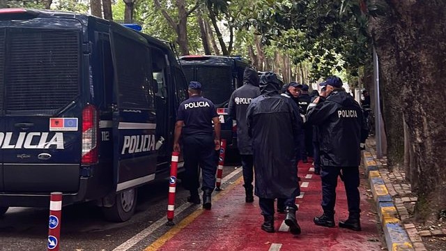 FOTO/ Ndeshja Shqipëri-Izrael, policia &#8220;në këmbë&#8221;, shton kontrollet në Tiranë