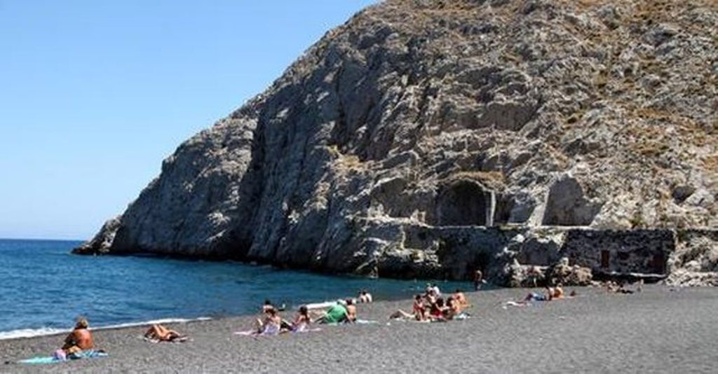 Kapet nga prindërit duke fotografuar fëmijët me rroba banje në plazh, pranga pedofilit të moshuar