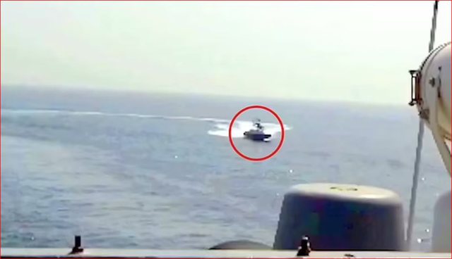 VIDEO/ Çfarë po ndodh në Gjirin Persik, &#8220;përplasje&#8221; mes luftë-anijes amerikane dhe skafit të Gardës së Iranit