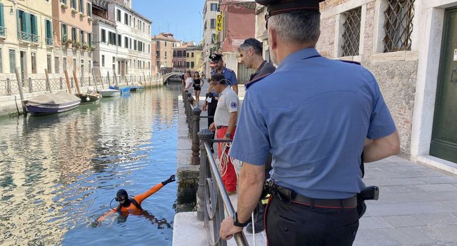 Përplasje shqiptarësh në Venezia, njëri prej tyre tentoi të arratisej duke u hedhur në kanal