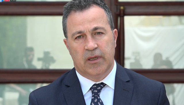 Zjarri në Sazan/ Peleshi: Kemi 4 helikopterë, por 3 janë në servis