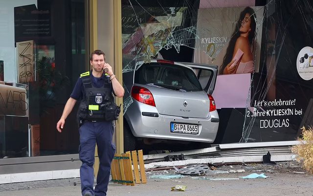 Tmerr në Berlin/ Makina futet mes turmës, një i vdekur dhe mbi 30 të plagosur
