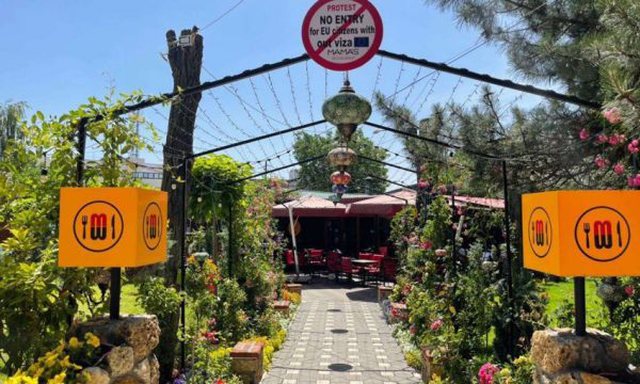 Shenjë proteste/ Restoranti në Prishtinë bën me ‘viza’ hyrjen për shtetasit e BE-së