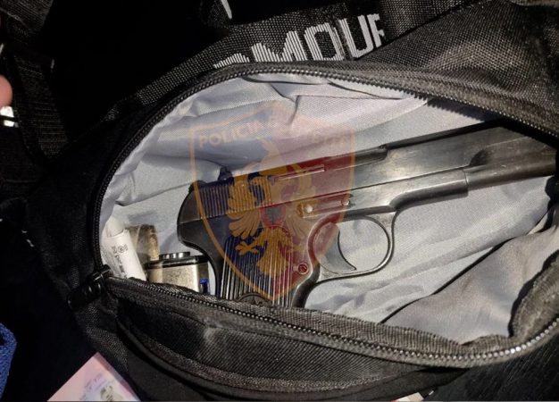 Ishte në arrest shtëpie për armëmbajtje pa leje, kapet sërish nga policia duke shëtitur me pistoletë në brez