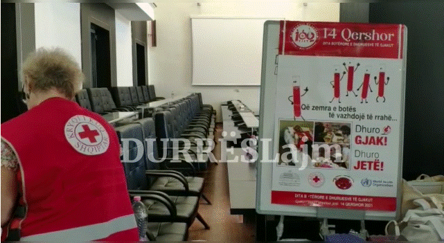 Punonjësit e bashkisë së Durrësit dhurojnë gjak (VIDEO)