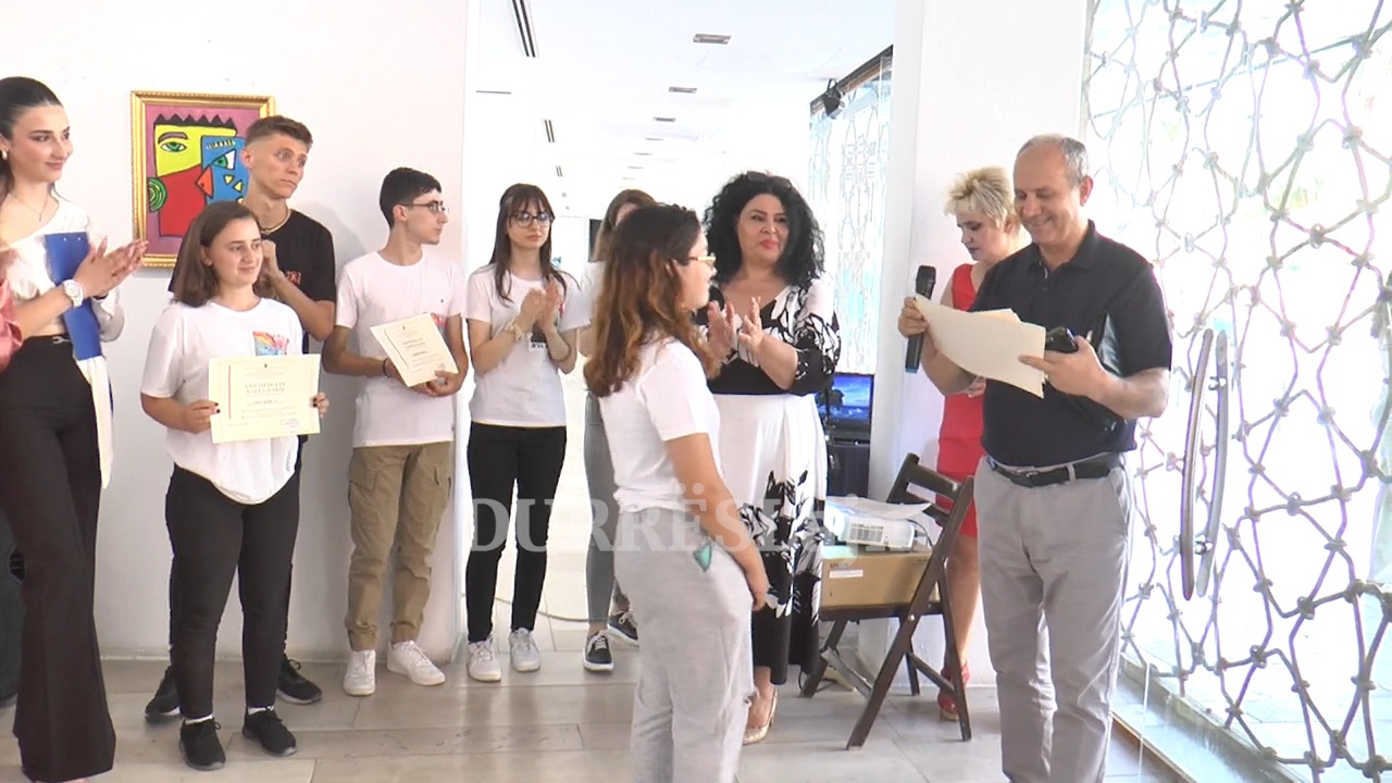 Durrës, gjimnazi &#8220;Naim Frashëri&#8221; çel ekspozitën &#8220;Ngjyrat e jetës&#8221; (VIDEO)